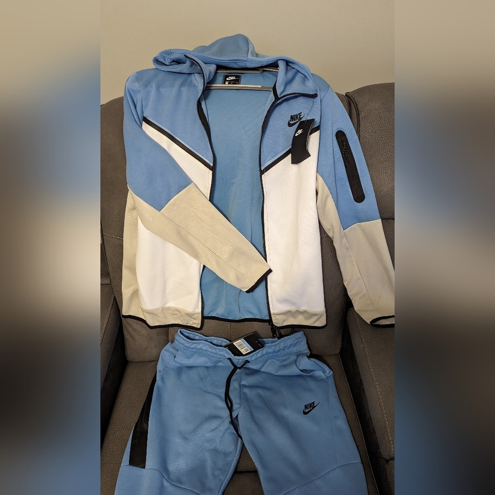 Nike tech fleece medium NWT zipper hoodie and matching sweats